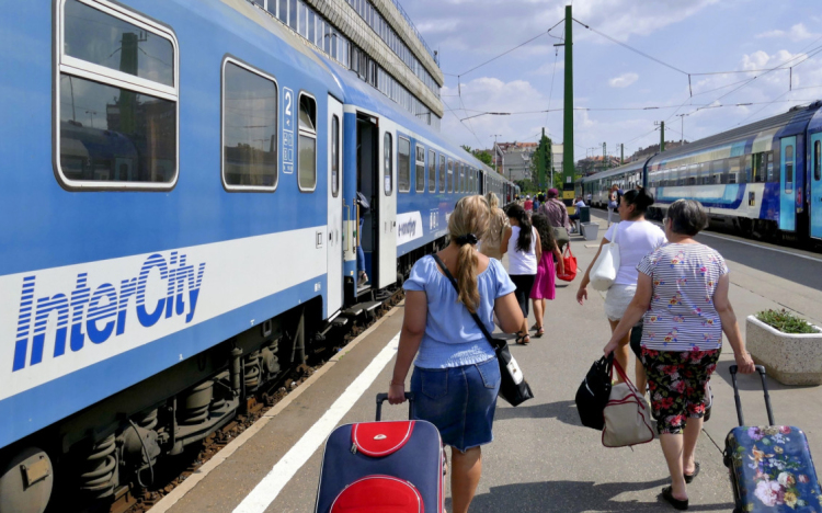 Május 1-jén ünnepnapi menetrend szerint közlekednek a vonatok 