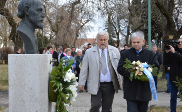 131 éve született Holló László