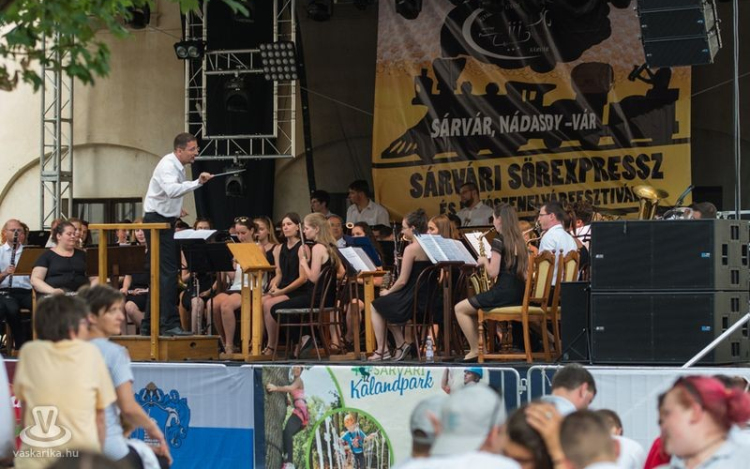A sárvári vár udvarában remekeltek a félegyházi fúvósok