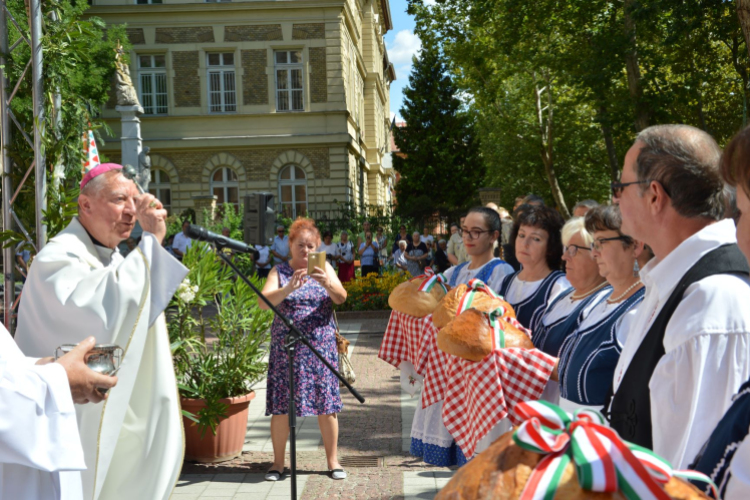 Ünnepi szentmisén szentelték meg Félegyházán az Új Kenyeret