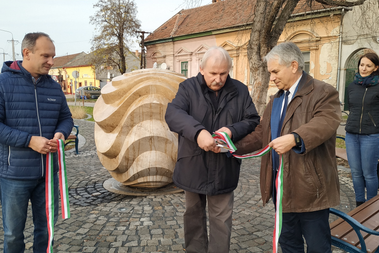 Új helyén pompázik a KÁPOSZTA