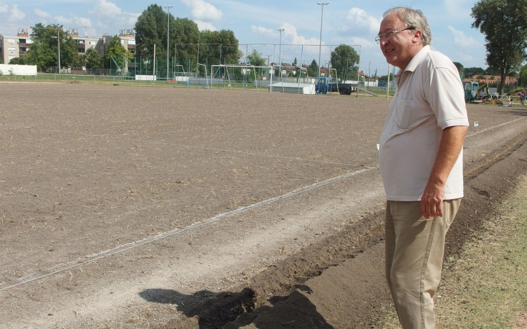 Új fűréteget kap a félegyházi Honvéd pálya