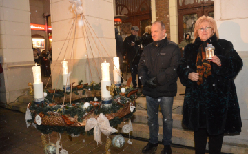 Már lobog a szeretet lángja is városunk adventi koszorúján