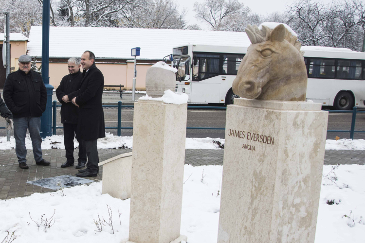  Kőfaragók tere nevet kapta a buszállomással szemközti park 