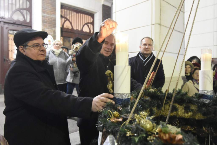 Fellobbant a remény lángja Félegyháza adventi koszorúján