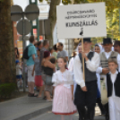 Néptáncosok sora kígyózott a platán fák árnyékában