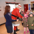 A szaloncukor mellé mozifilmet is kaptak az óvodások