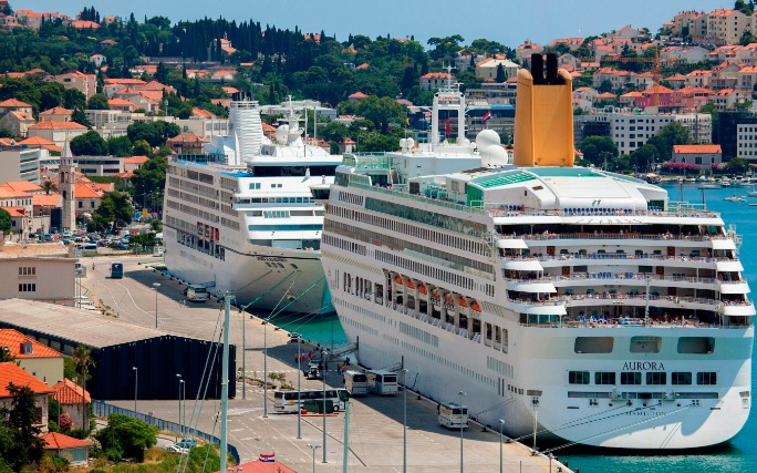 Turisták ellen lázadnak az „őslakosok” több üdülőparadicsomban