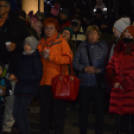 Lobog a hitet jelképező láng városunk adventi koszorúján