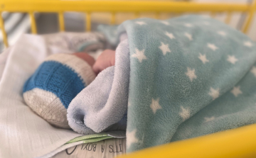 Újszülött babát találtak a kecskeméti vármegyei kórház főbejárata mellett