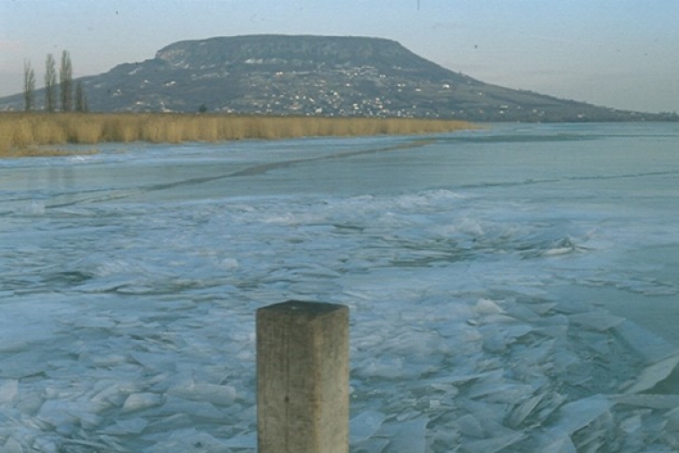 Mentés a Balatonból: beszakadt a jég egy férfi alatt Siófoknál