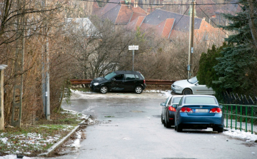 Nincs a KRESZ-ben, de fogadd meg: ne parkolj lejtő alján!