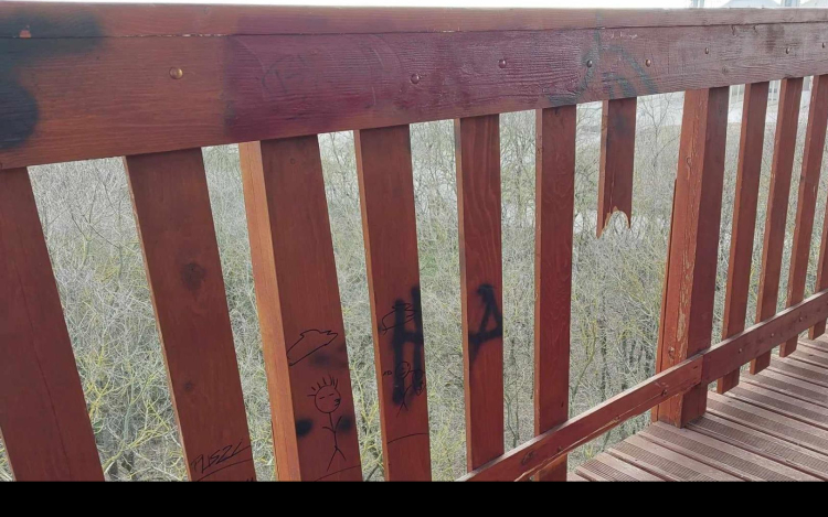 Ha hasonló vandalizmussal találkozik, értesítse a rendőrséget!