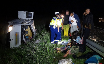 3 gyerek és 5 felnőtt borult árokba az M5-ös autópályán hajnalban