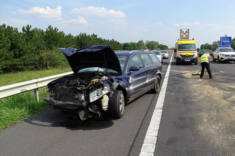 Kisteherautó és személyautó ütközött az M5-ösön 