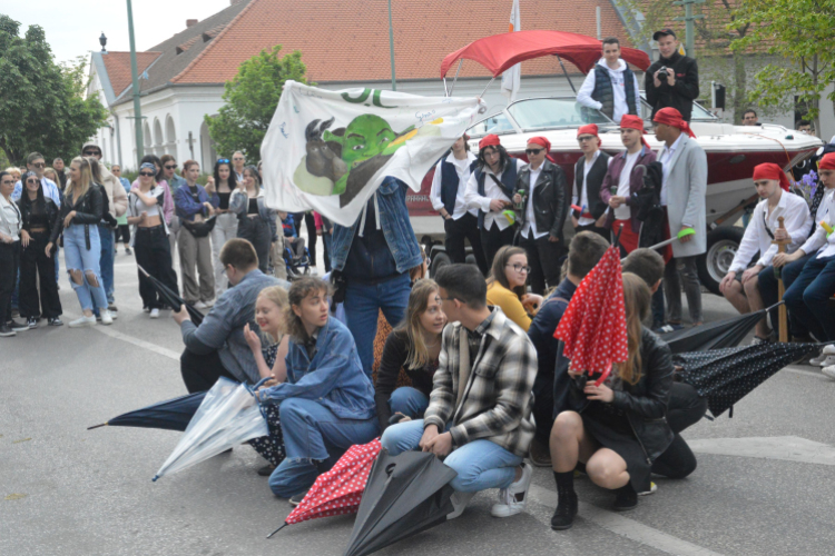 Bolondballagás Kiskunfélegyháza főutcáján