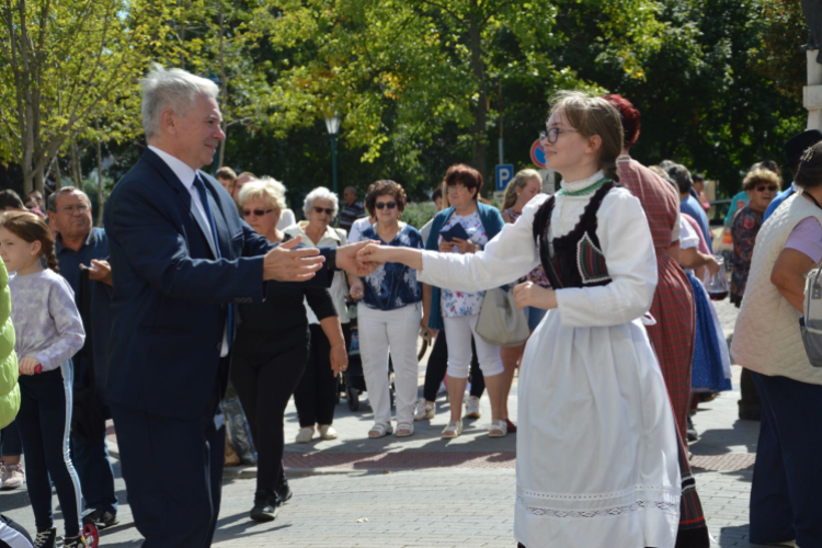 Szüreti felvonulás és borszentelés Kiskunfélegyházán