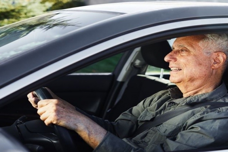 Korlátozhatják az idősebbek autóvezetését
