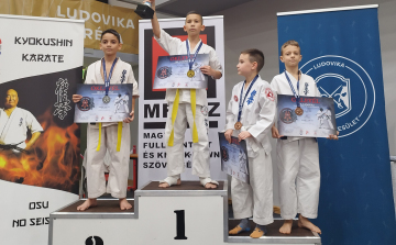 Ifjú karate versenyzők a dobogón