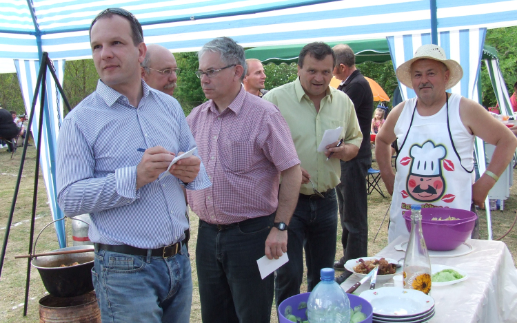 Bográcsban végezték a kapirgáló tarajosok