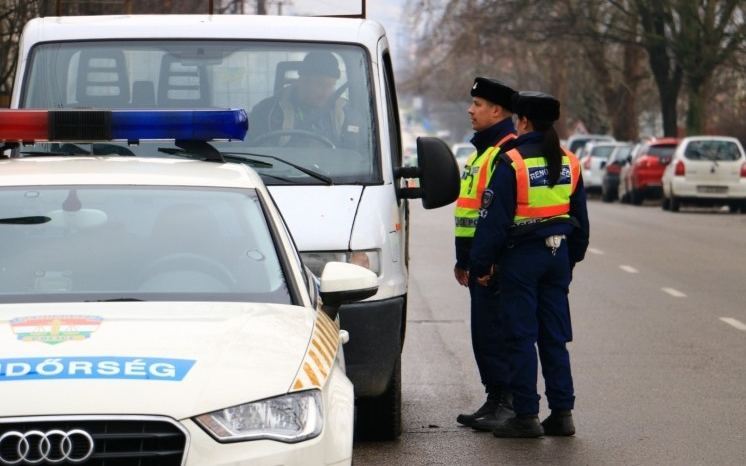 Hétfőtől fokozottan ellenőrzi a teherautókat és a buszokat a rendőrség