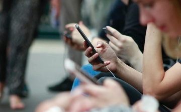 Hivatalosan is elindul idén a tudatos internethasználatra nevelő Digitális Tinik program