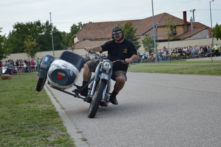 Nyolcan egy oldalkocsis motoron?