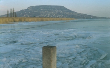 Mentés a Balatonból: beszakadt a jég egy férfi alatt Siófoknál
