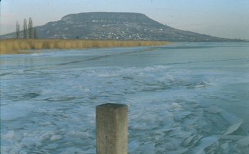 Mentés a Balatonból: beszakadt a jég egy férfi alatt Siófoknál