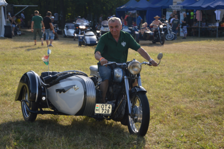 Dübörögnek az oldalkocsis motorosok a Parkerdőben