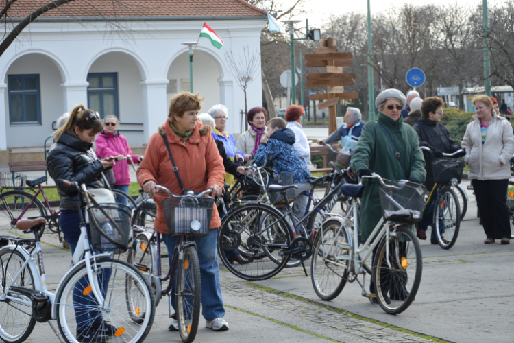 Két kerékkel a Bankfalui Emlékparkba