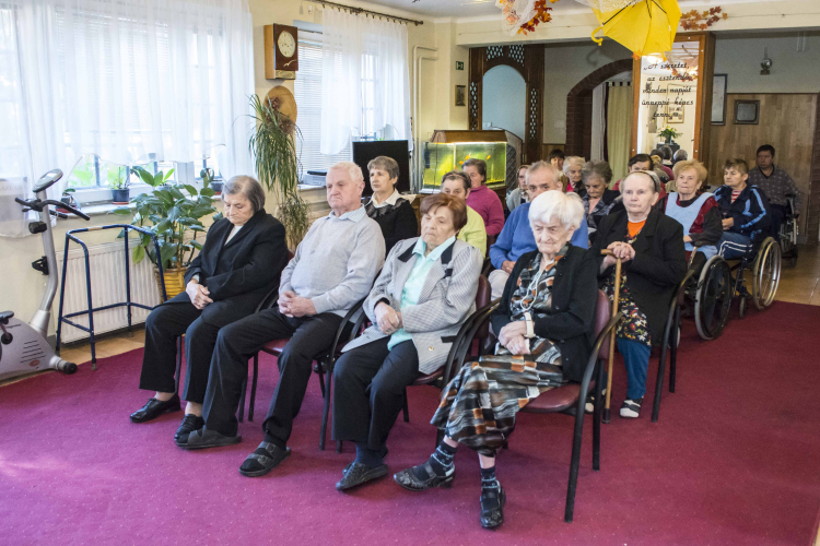 Vidám műsorral lepték meg az idősek otthona lakóit