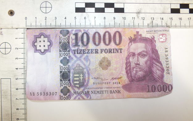 Így néz ki a hamis tízezres