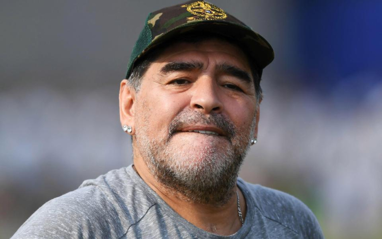 Maradona elnézést kért, amiért a lelátón dohányzott