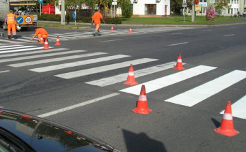 Útburkolati jelek felújító festését végzik Félegyházán