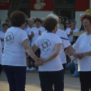 Csaknem száz szenior örömtáncos ropta a főtéren