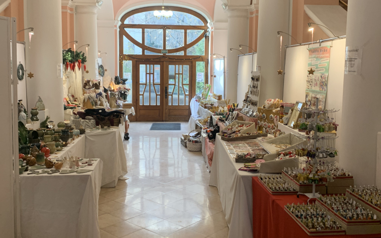 Adventi kézműves kiállítás a Móra Ferenc Művelődési Központban