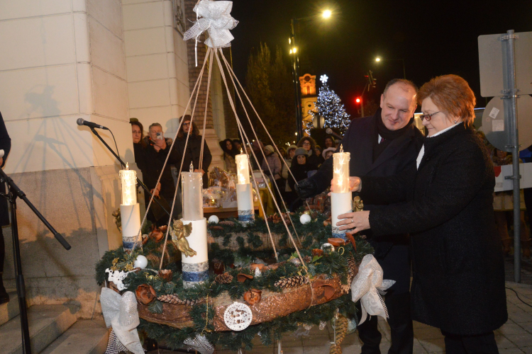 A hit és a remény gyertyái mellett fellobbant az örömöt jelképező is