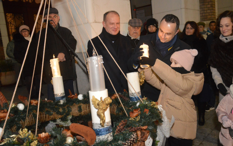 Fellobbant a lángja a második gyertyának is városunk adventi koszorúján