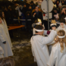 Lángra lobbant az adventi koszorú harmadik gyertyája is