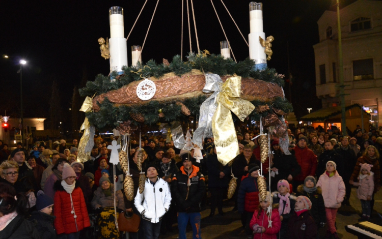 Fellobbant a harmadik gyertyaláng városunk adventi koszorúján