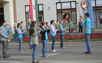 Zenés ébresztővel indult május elseje