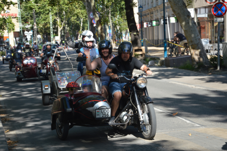 Végigdübörögtek az Oldalkocsis Motoros Találkozó résztvevői a Kossuth utcán