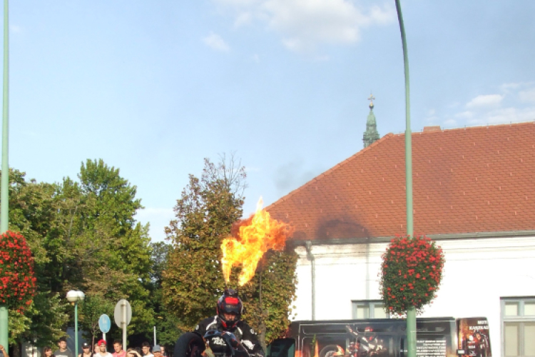 Fergeteges motoros kaszkadőr bemutató