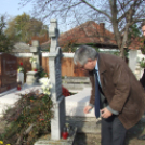 Mécsessel, virággal kezükben, tisztelettel szívükben...