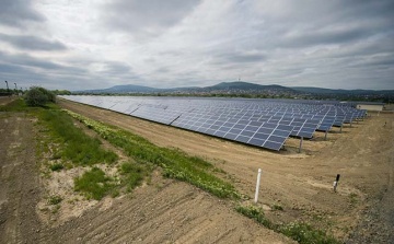 Átadták a tíz megawatt kapacitású pécsi naperőművet