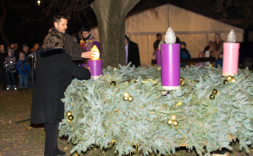 Meggyúlt az első adventi gyertya Kunszálláson