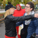 Forró teával és öleléssel várták a járókelőket