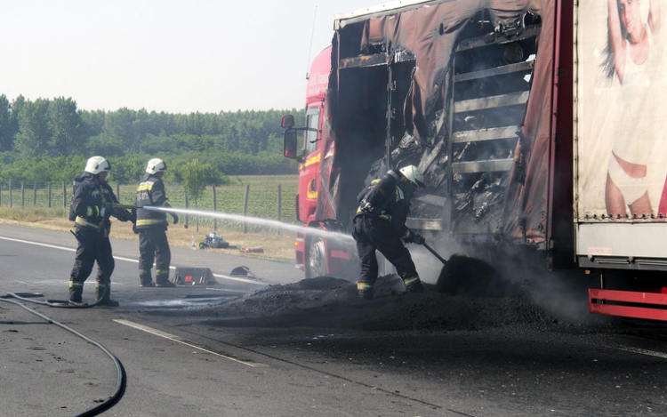 Kigyulladt egy kamion az M5-ös autópályán