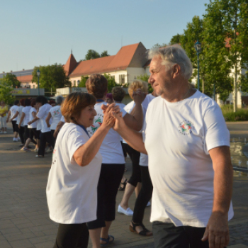 Csaknem száz szenior örömtáncos ropta a főtéren